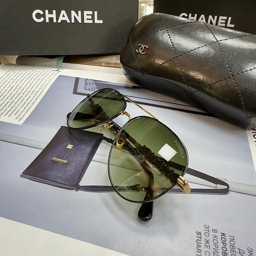 Солнцезащитные очки авиаторы Chanel с зелёными стеклами   