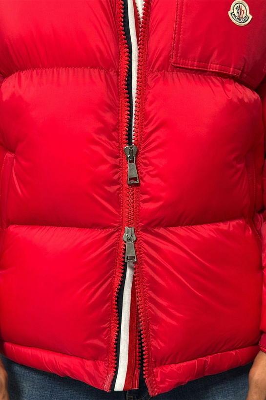 Мужская куртка Moncler красного цвета