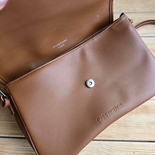 Кожаная сумка Balenciaga 33x23 см