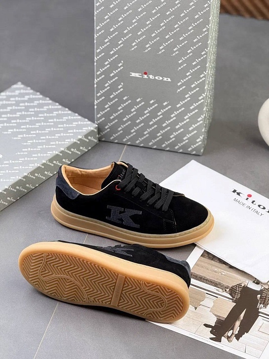 Замшевые кроссовки Kiton чёрного цвета