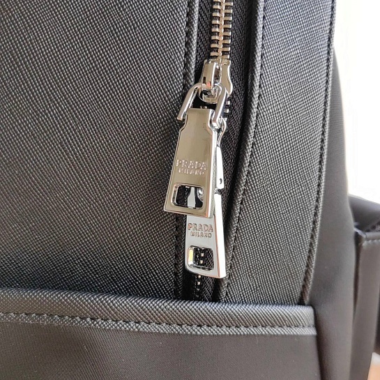 Нейлоновый рюкзак Prada logo-plaque 40x30 см