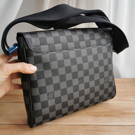 Кожаная сумка-планшет Louis Vuitton District PM 25x22 см