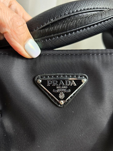 Нейлоновая сумка тоут Prada чёрного цвета 46x32 см   