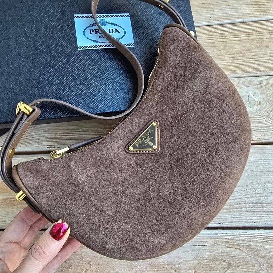 Замшевая сумка Prada 23x14 см