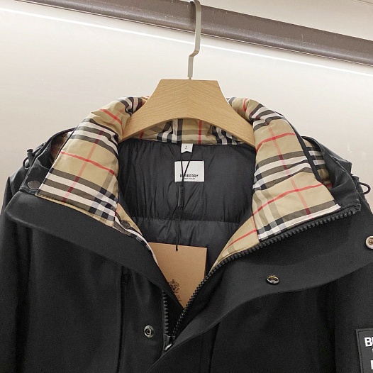 Чёрный пуховик Burberry London England logo-patch   