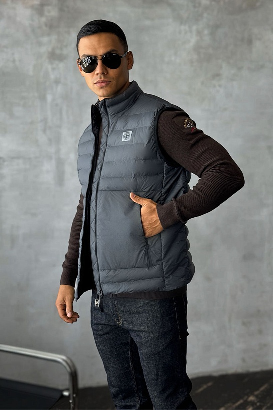 Мужской жилет серого цвета Stone Island compass badge