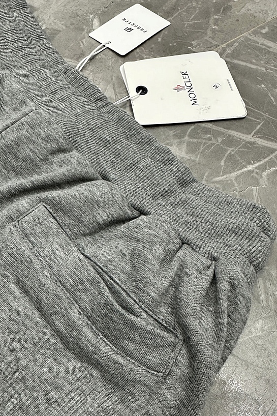 Мужские шорты Moncler серого цвета