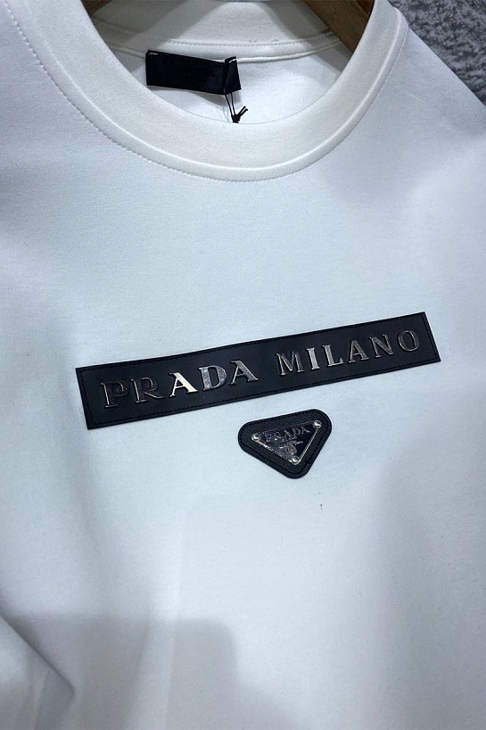 Серая оверсайз футболка Prada Milano metallic-logo