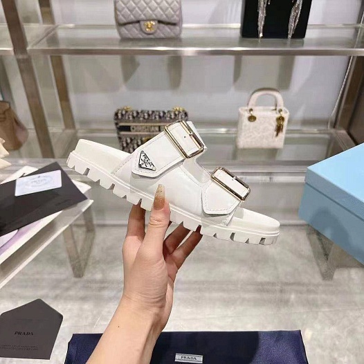 Женские кожаные сандалии Prada   