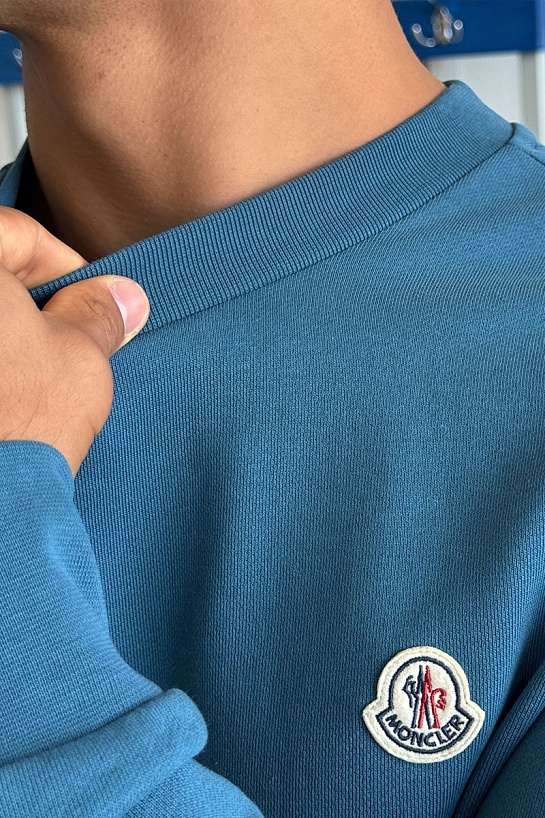 Свитшот голубого цвета Moncler logo-patch