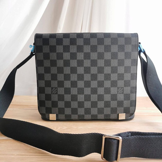 Кожаная сумка-планшет Louis Vuitton District PM 25x22 см   