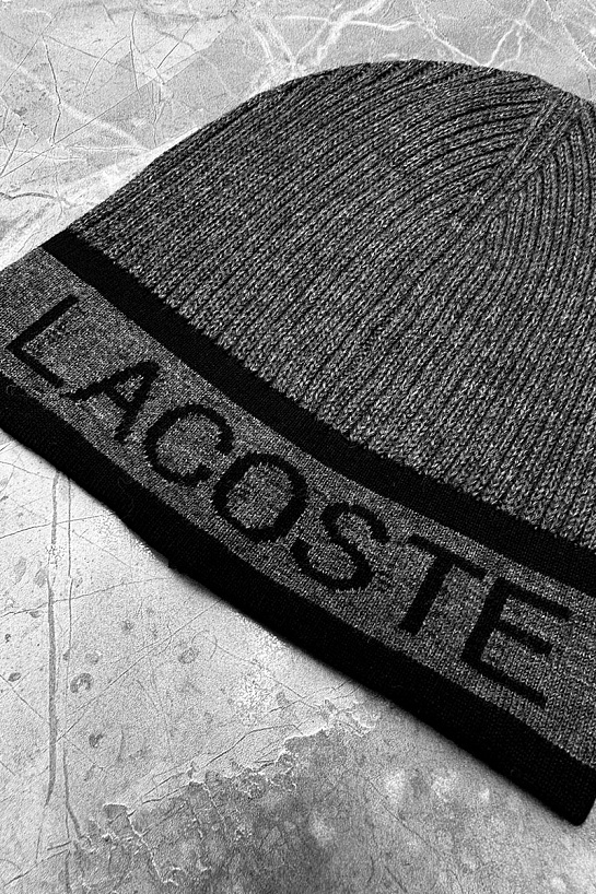 Мужская шапка Lacoste серого цвета
