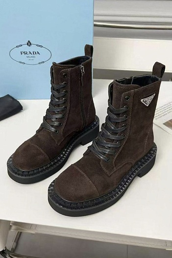 Женские замшевые ботинки Prada   