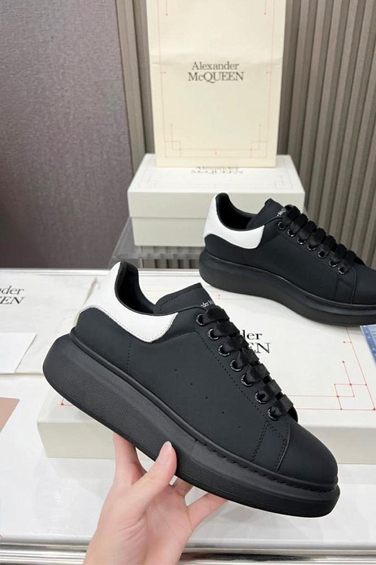 Кожаные кроссовки Alexander McQueen чёрного цвета