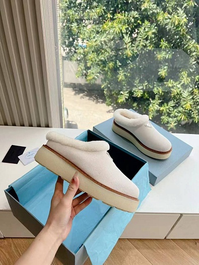 Женские белые ботинки сабо Prada   