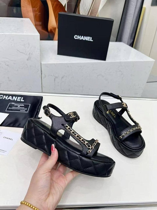 Женские кожаные сандалии чёрного цвета Chanel