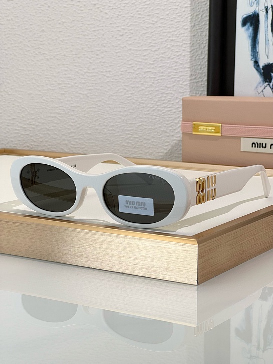 Женские солнцезащитные очки MIU MIU с белой оправой