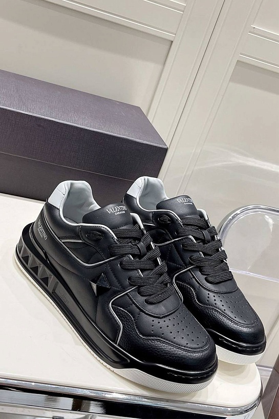 Мужские кожаные кроссовки Valentino чёрного цвета