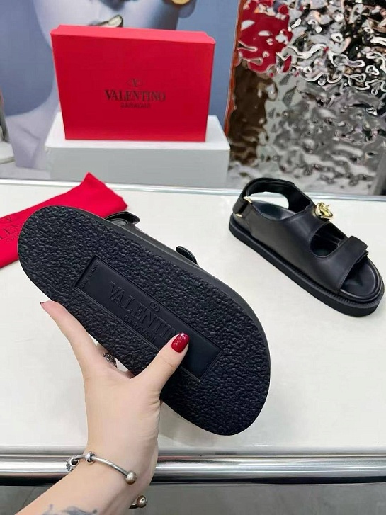 Женские кожаные сандалии Valentino Rockstud