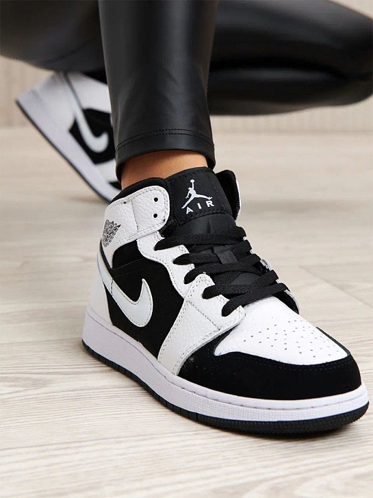 Женские кроссовки Nike Dunk High -  White / Black