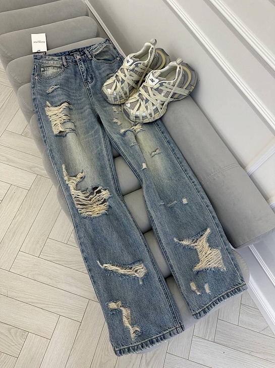 Рванные женские джинсы Balenciaga