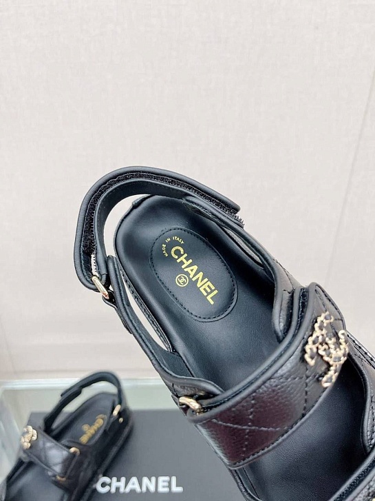 Женские кожаные сандалии Chanel чёрного цвета