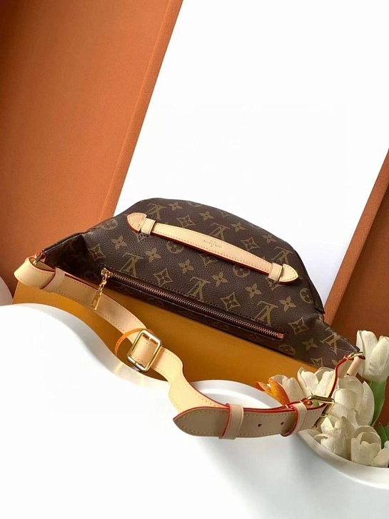 Кожаная сумка на пояс Louis Vuitton Bumbag Monogram 35x17 см
