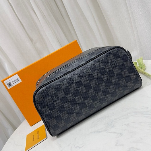 Кожаный несессер Louis Vuitton Dopp Kit Premium 28x15x16.5 см   
