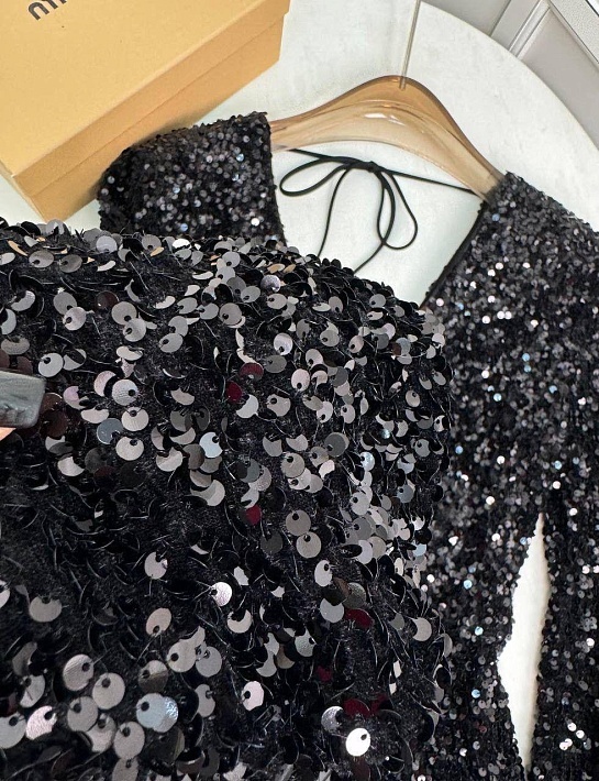 Женский костюм в пайетках с открытой спинкой MIU MIU