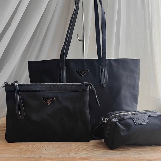 Нейлоновая сумка Prada чёрного цвета 35x25 см   