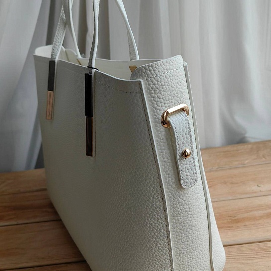 Кожаная сумка Prada белого цвета 36x25 см