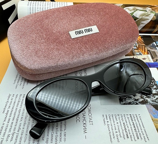 Женские солнцезащитные очки MIU MIU с чёрной оправой