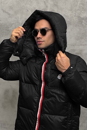 Пуховик чёрного цвета Moncler Montbeliard   