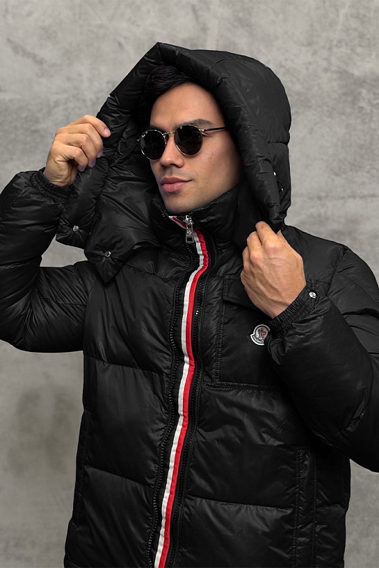 Пуховик чёрного цвета Moncler Montbeliard