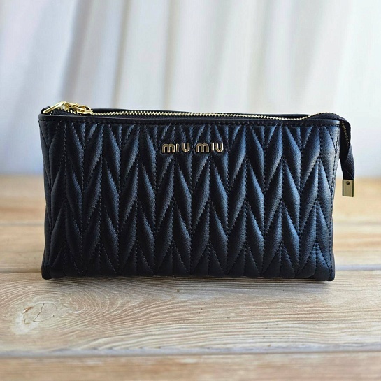 Кожаная чёрная сумка MIU MIU 24x20 см