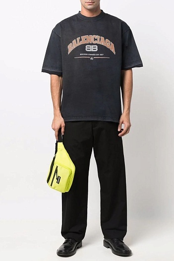 Оверсайз футболка Balenciaga с рваной отделкой цвета антрацит   