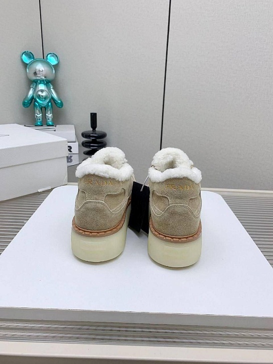 Женские замшевые кроссовки с мехом Prada premium - Beige