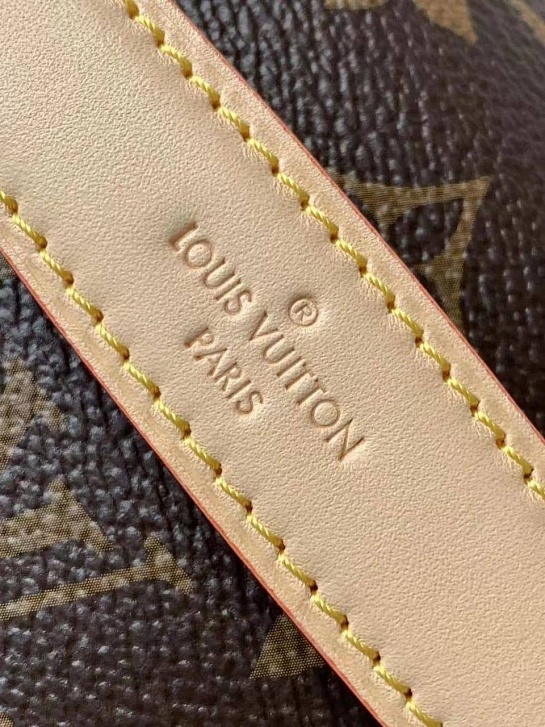 Кожаная сумка на пояс Louis Vuitton Bumbag Monogram 35x17 см