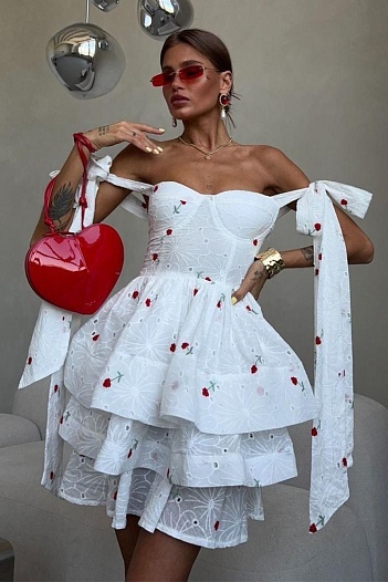 Белое женское платье Yves Saint Laurent   