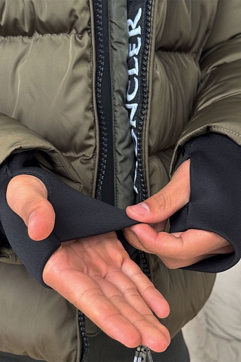 Утеплённая куртка оливкового цвета Moncler logo-patch   