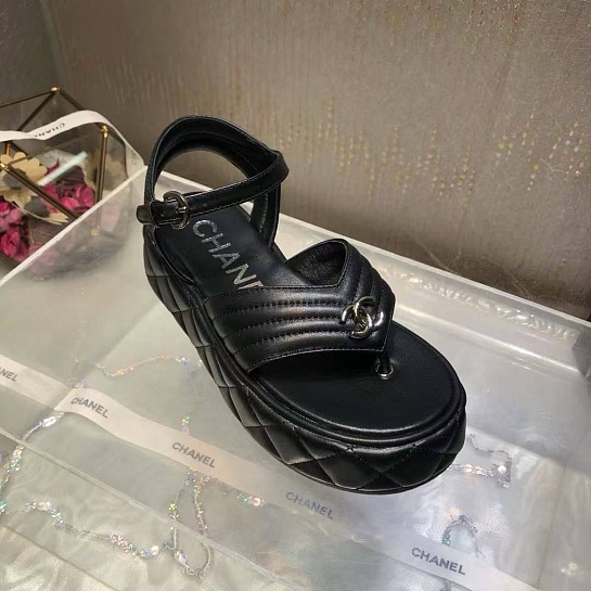 Женские кожаные сандалии чёрного цвета Chanel