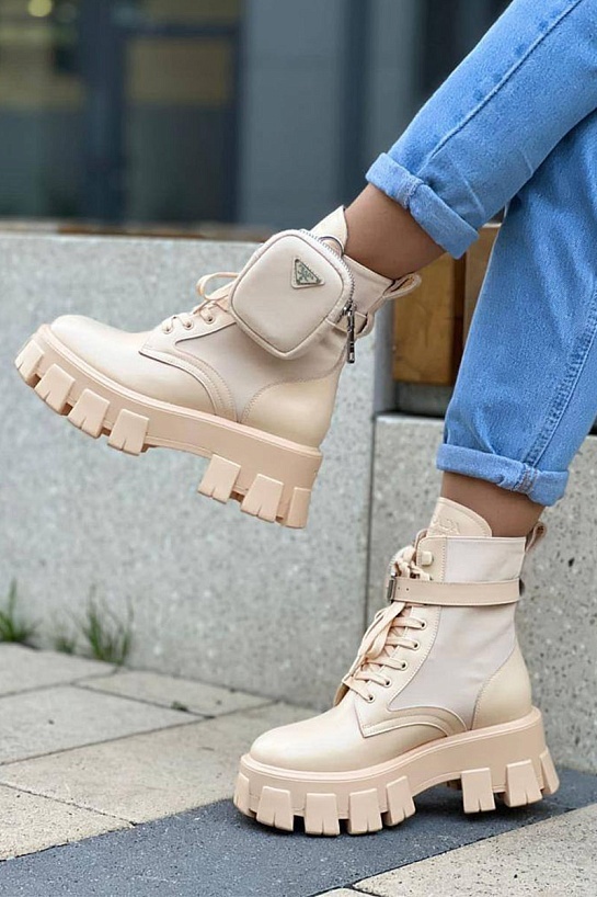 Кожаные женские ботинки Prada бежевого цвета