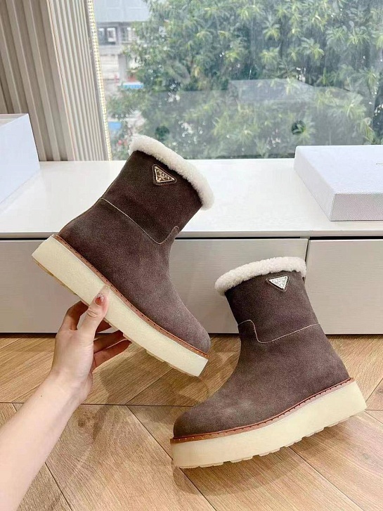 Женские замшевые ботинки с мехом Prada Suede Premium