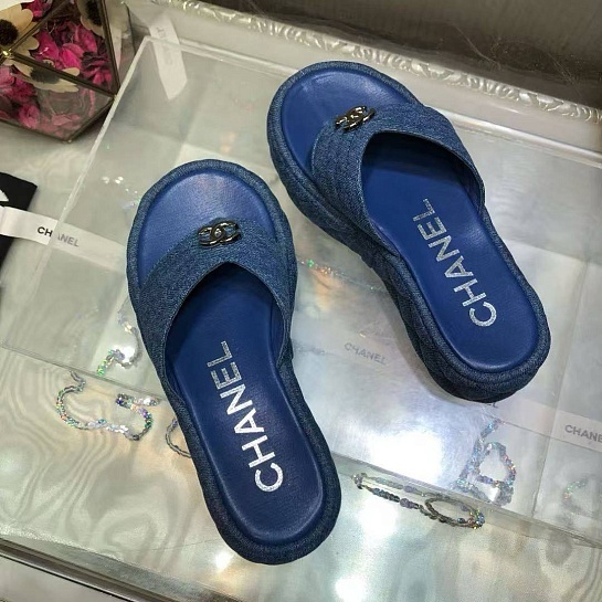 Женские кожаные шлёпанцы Chanel