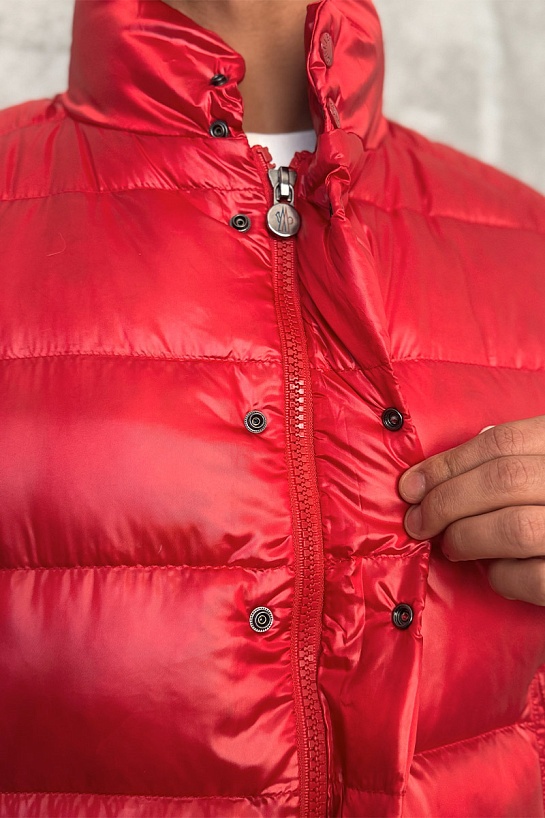 Пуховой жилет красного цвета Moncler logo-patch