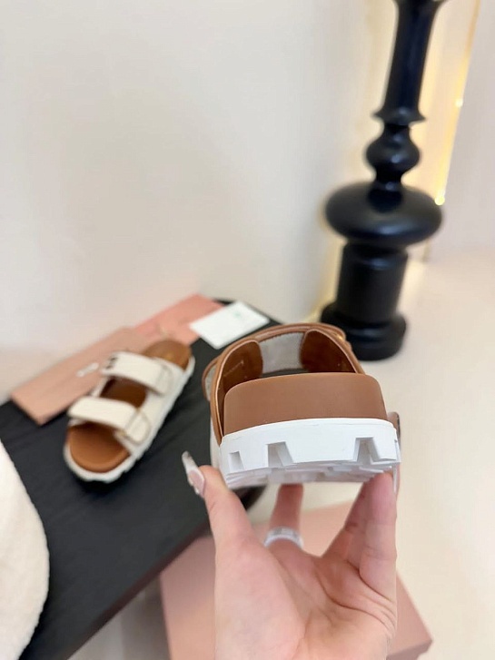 Женские шлёпанцы MIU MIU бежевого цвета