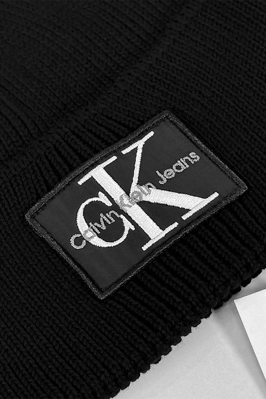 Чёрная шапка Calvin Klein Jeans monologo patch