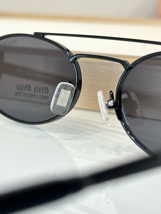 Женские солнцезащитные очки MIU MIU Oval