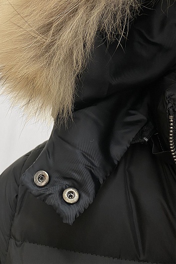 Женская чёрная куртка с меховым капюшоном Moncler   