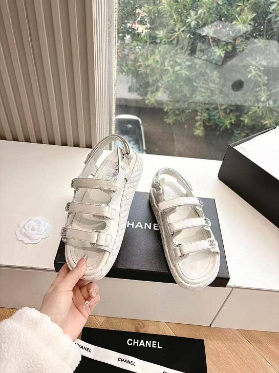 Женские кожаные сандалии Chanel белого цвета